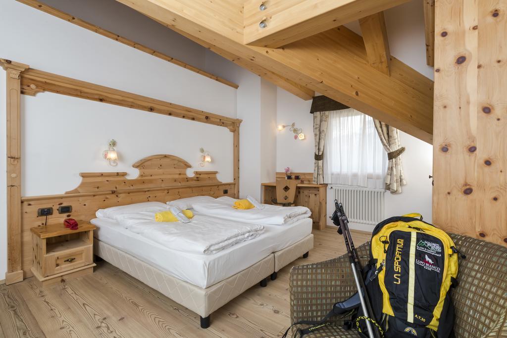 Wellness Hotel Lupo Bianco Canazei Oda fotoğraf